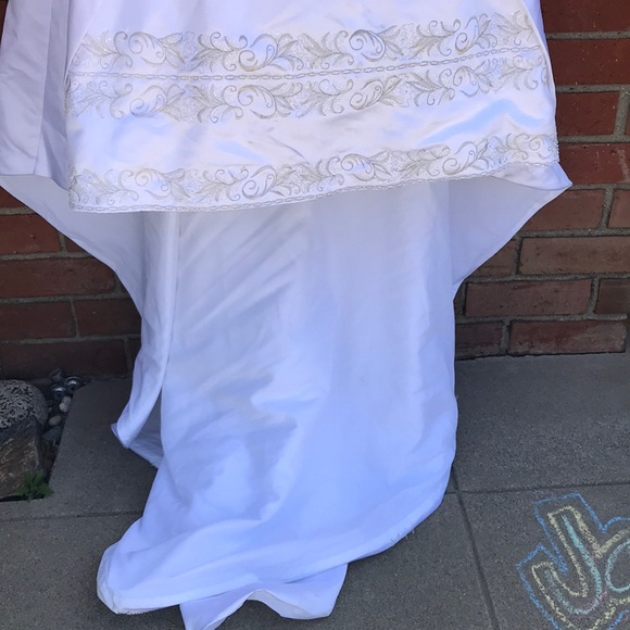 2 Be Wedding Dress - Picture 3 of 9